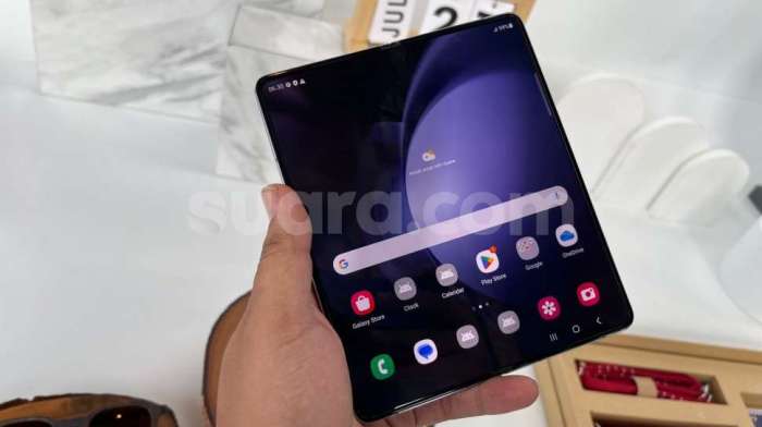 Samsung shows off a creaseless folding phone display – and it improves ... Buy Samsung Galaxy Z TriFold